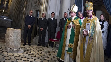 Papst Franziskus und Erzbischof Justin Welby (r.) / © Maurizio Brambatti (dpa)
