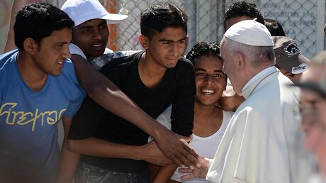 Papst Franziskus mit Flüchtlingen / © Filippo Monteforte / Pool (dpa)
