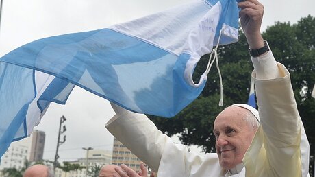 Papst Franziskus mit argentinischer Flagge (Archiv) / © Luca Zennaro / Pool (dpa)