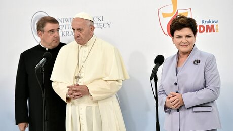 Papst Franziskus mit der polnischen Premierministerin Beata Szydlo und dem Priester Robert Wozniak (L) and Pope Francis  / © Maciej Kulczynski (dpa)