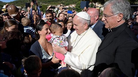 Papst Franziskus in San Pellegrino di Norcia  / © Osservatore Romano (dpa)