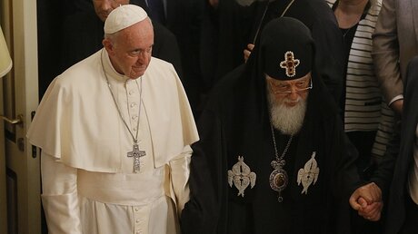 Papst Franziskus und Patriarch Ilia II. / © Zurab Kurtsikidze (dpa)