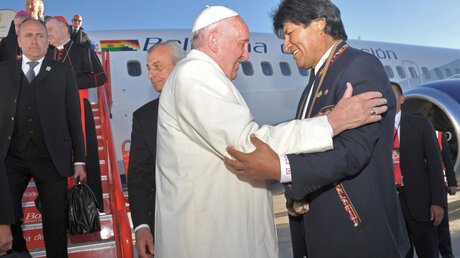 Franziskus mit Präsident Morales (dpa)