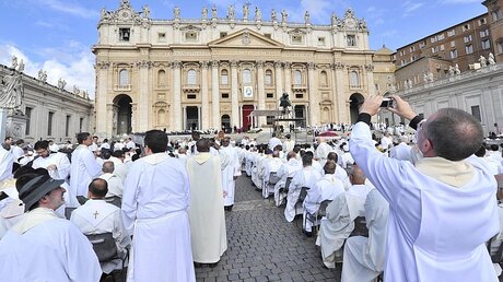  Franziskus feierte einen Gottesdienst mit Priestern und Priesteramtskandidaten aus aller Welt zum Abschluss ihrer dreitägigen Wallfahrt zum Heiligen Jahr in Rom. / © Giorgio Onorati (dpa)