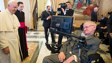 Stephen Hawking trifft Franziskus / © L'osservatore Romano / Handout (dpa)