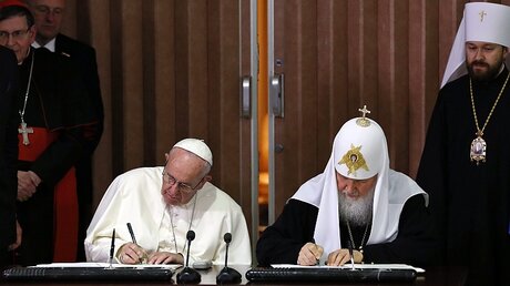 Papst Franziskus und Patriarch Kyrill I. unterschreiben die gemeinsame Erklärung / © Alejandro Ernesto (dpa)