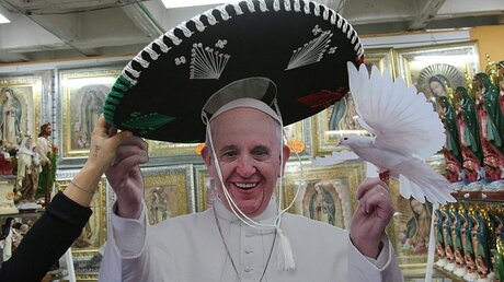 Ein Mariachi-Hut für die Papst-Statue / © Mario Guzman (dpa)