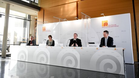 Pressekonferenz bei der Frühjahrsvollversammlung / © Sascha Steinbach (epa pool)