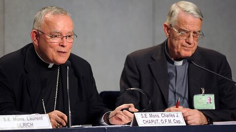 Pressekonferenz mit Monsignore Charles Joseph Chaput und Pater Federico Lombardi (v.l.) am 07.10.15 / © Paolo Galosi (KNA)
