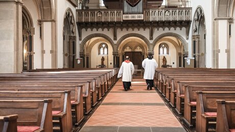 Priester und Seminarist in der Kirche / © Julia Steinbrecht (KNA)
