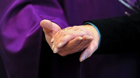 Priester will im Ruhestand sich vom Zölibat entpflichten lassen. / © Paul Sklorz (KNA)