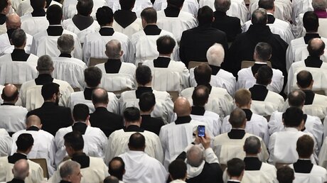 Der Petersdom ist voll mit Priestern / © Cristian Gennari (KNA)