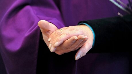 Priester hält Hand einer Frau / © Paul Sklorz (KNA)