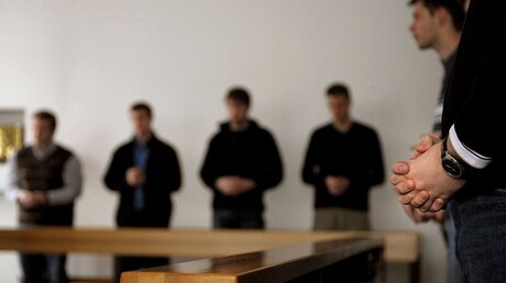 Junge Männer interessieren sich für den Priesterberuf / © Benedikt Plesker (KNA)