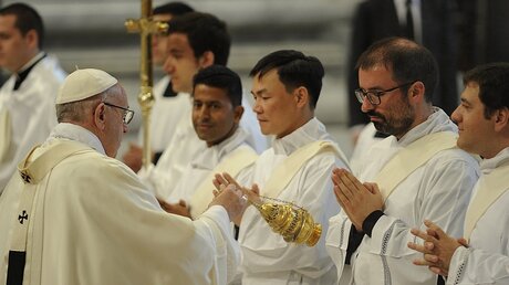 Priesterweihe mit Papst Franziskus im Petersdom / © Paolo Galosi/Romano Siciliani (KNA)