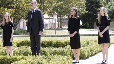 Die spanische Königsfamilie bei einer Schweigeminute für Covid-19-Opfer (dpa)
