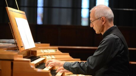Professor Winfried Bönig an der Orgel / © Beatrice Tomasetti (DR)