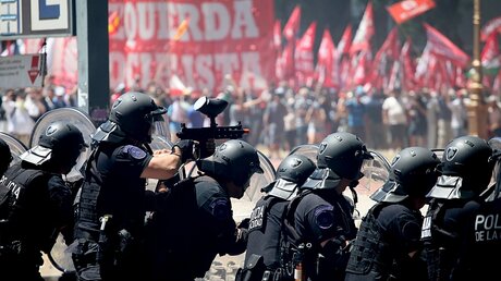 Schwer bewaffnete Polizisten in Buenos Aires / © Claudio Santisteban (dpa)
