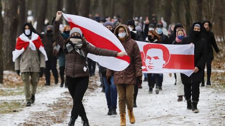 Proteste in Belarus: Demonstranten mit Mund-Nasen-Schutz bei einer Kundgebung in Minsk / © AP (dpa)