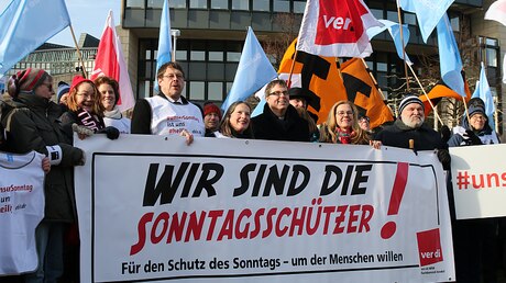 Demo gegen Sonntags-Ladenöffnung vor dem Düsseldorfer Landtag / © Henning Schoon (Kirchenzeitung Koeln)