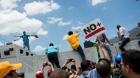 Anhänger der Opposition demonstrieren am 01.04.2017 gegen die Regierung Nicolas Maduros in Caracas, Venezuela.  / © Manaure Quintero (dpa)