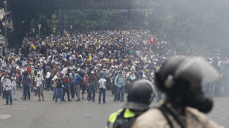 Tausende protestieren in Caracas gegen die Regierung / © Ariana Cubillos (dpa)
