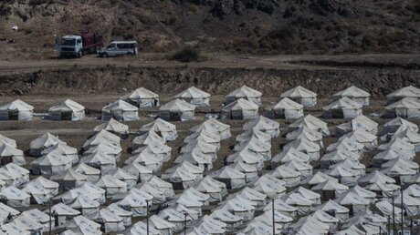 Provisorisches Zeltlager für geflüchtete Menschen - nach Brand im Flüchtlingslager Moria / © Petros Giannakouris/AP (dpa)