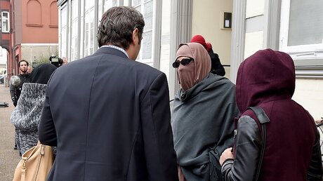 Vor dem Prozessauftakt gegen IS-Sympathisantin Safia S. / © Holger Hollemann (dpa)
