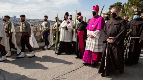 Prozession zu Palmsonntag mit Erzbischof Pierbattista Pizzaballa (3.v.r.) / © Andrea Krogmann (KNA)