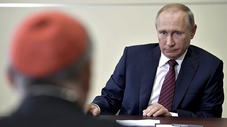 Parolin im Gespräch mit Russlands Präsident Putin / © Alexei Nikolsky/POOL SPUTNIK KREMLIN (dpa)