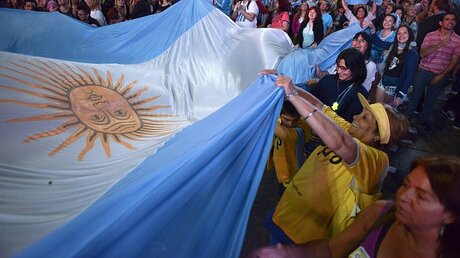 Jubelnde Argentinier nach Macris Wahlsieg / © Martin die Maggio (dpa)