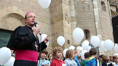 Bischof Ackermann mit Sängern / © Pueri Cantores