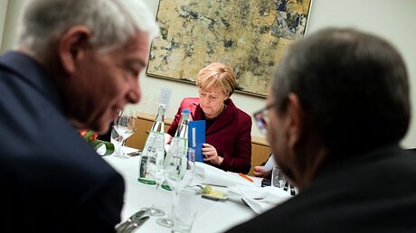 Josef Schuster gegenüber von Angela Merkel / © Gregor Fischer (dpa)