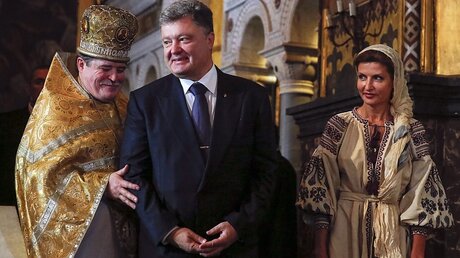 Poroschenko besucht Kiewer Kirche (dpa)