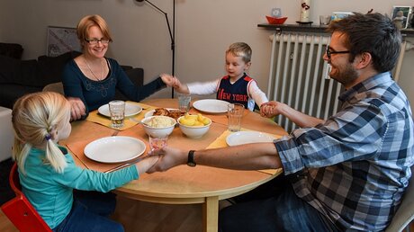Familie beim Abendessen / © Harald Oppitz (KNA)