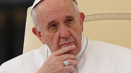 Papst Franziskus muss wegen leichten Fiebers das Bett hüten / © Paul Haring (KNA)