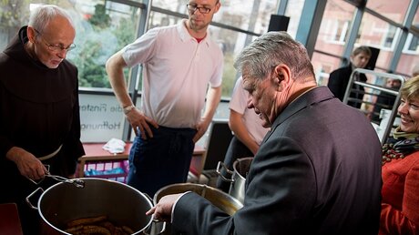 Bundespräsident Gauck besucht Suppenküche  / © Kay Nietfeld (dpa)