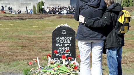 Gedenkstein von Anne und Margot Frank (dpa)