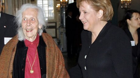 Freya von Moltke mit Kanzlerin Merkel / © Peer Grimm (dpa)