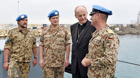 Bischof Overbeck mit Militärseelsorgern / © KS / Doreen Bierdel