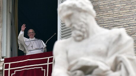 Papst grüßt aus dem Apostolischen Palast / © Ettore Ferrari (dpa)
