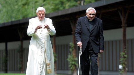 Benedikt XVI. mit seinem Bruder Georg (r.) im Jahr 2008 (KNA)
