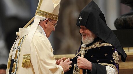 Papst mit Patriarch Karekin II. (dpa)