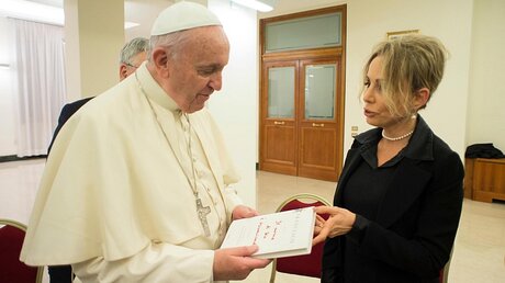 "Der Name Gottes ist Barmherzigkeit" - das neue Interview-Buch mit dem Papst / © Mondadori Pressestelle (dpa)