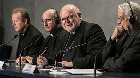 Kardinal Marx präsentiert den Zwischenbericht / © Romano Siciliani (KNA)