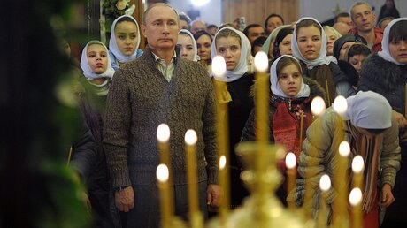 Putin im Gottesdienst (dpa)