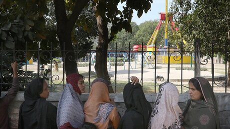 Frauen am Tag nach dem Anschlag / © Rahat Dar (dpa)