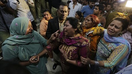 Angehörige der Opfer in Lahore / © Rahat Dar (dpa)