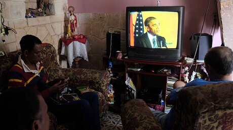 Kubaner verfolgen Obamas Besuch im TV / © Jeffrey Arguedas (dpa)