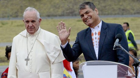 Papst mit Präsident Correa (dpa)